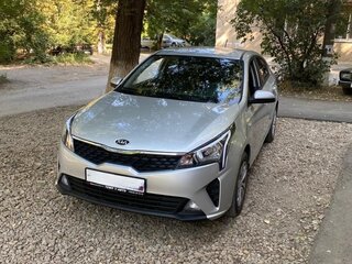 2021 Kia Rio IV Рестайлинг, серебристый, 2100000 рублей, вид 1