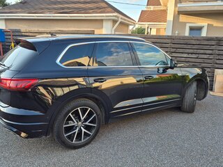 2018 Volkswagen Touareg III, чёрный, 5000000 рублей, вид 2