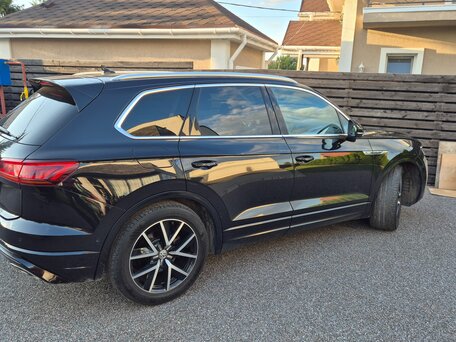 2018 Volkswagen Touareg III, чёрный, 5000000 рублей, вид 2