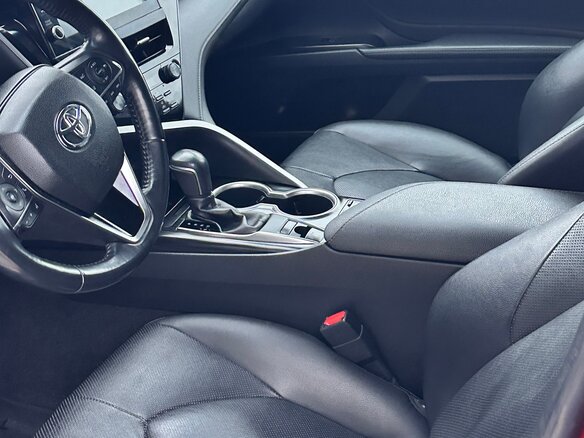 2021 Toyota Camry VIII (XV70) Рестайлинг, красный, 3000000 рублей - вид 6