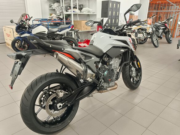2023 KTM 790 Duke, серый - вид 2