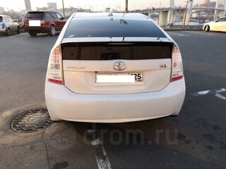 2011 Toyota Prius III (XW30), белый, 900000 рублей, вид 4