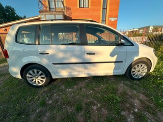 2013 Volkswagen Touran I Рестайлинг 2, белый, 840000 рублей, вид 2