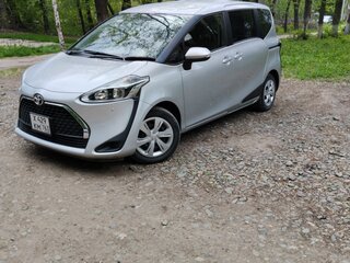 2019 Toyota Sienta II Рестайлинг, серебристый, 1450000 рублей, вид 1
