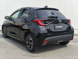 2021 Toyota Yaris IV, чёрный, 910000 рублей, вид 2