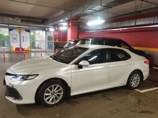 2021 Toyota Camry VIII (XV70) Рестайлинг, белый, 3100000 рублей, вид 5