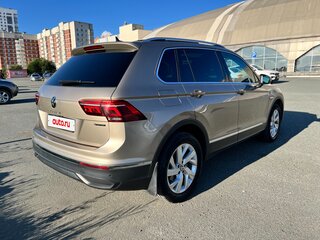 2021 Volkswagen Tiguan II Рестайлинг, коричневый, 3590000 рублей, вид 3