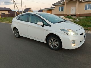 2010 Toyota Prius III (XW30), белый, 950000 рублей, вид 3