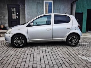 2004 Toyota Yaris I Рестайлинг, серебристый, 433000 рублей, вид 3
