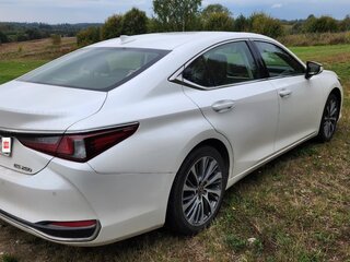 2021 Lexus ES 250 VII Рестайлинг, белый, 4900000 рублей, вид 3