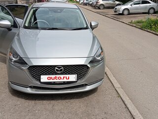 2021 Mazda 2 III (DJ) Рестайлинг, серебристый, 1600000 рублей, вид 1