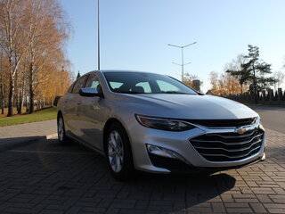 2018 Chevrolet Malibu IX Рестайлинг, серебристый, 1450000 рублей, вид 1