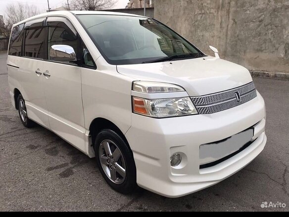 2003 Toyota Voxy I (R60), белый, 800000 рублей