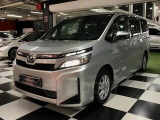 2018 Toyota Voxy III (R80) Рестайлинг, серебристый, 2500000 рублей, вид 3