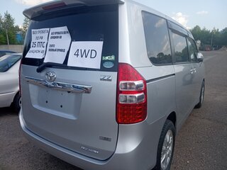 2013 Toyota Noah II (R70), серебристый, 2440000 рублей, вид 2
