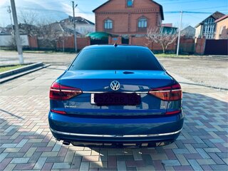2017 Volkswagen Passat (North America and China) I Рестайлинг, синий, 1750000 рублей, вид 4