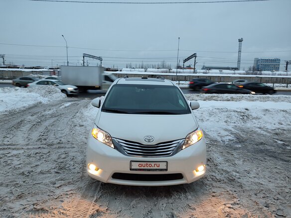 2010 Toyota Sienna III, белый, 1500000 рублей