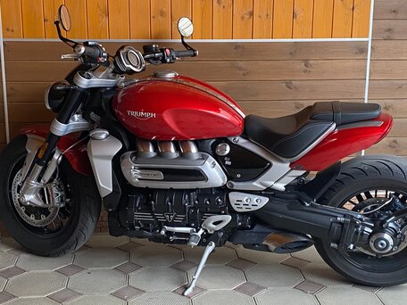 2023 Triumph Rocket 3, красный, 2600000 рублей, вид 2