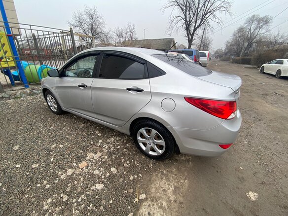 2013 Hyundai Accent IV, серебристый, 750000 рублей - вид 4