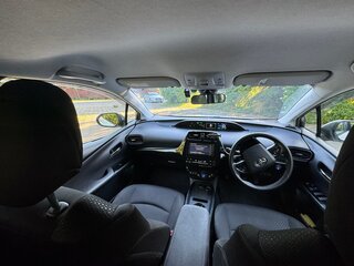 2019 Toyota Prius IV Рестайлинг (XW50), белый, 2390000 рублей, вид 4