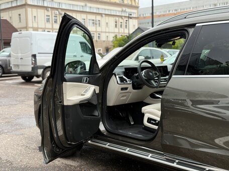 2026 BMW X7 40i I (G07) Рестайлинг, серый, 13140000 рублей, вид 4