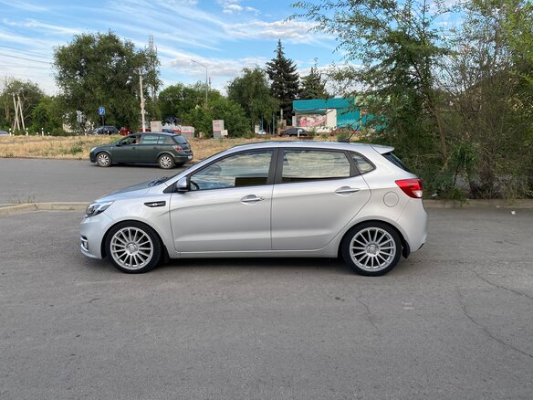 2017 Kia Rio III Рестайлинг, серебристый, 1200000 рублей - вид 5
