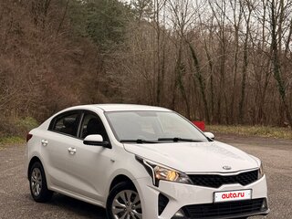 2020 Kia Rio IV Рестайлинг, белый, 980000 рублей, вид 1