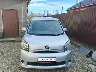 2010 Toyota Voxy II (R70), серебристый, 1350000 рублей, вид 1