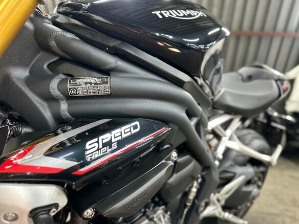 2021 Triumph Speed Triple, чёрный, 1390000 рублей - вид 19