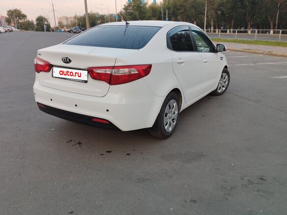2014 Kia Rio 5-speed III, белый, 980000 рублей - вид 3