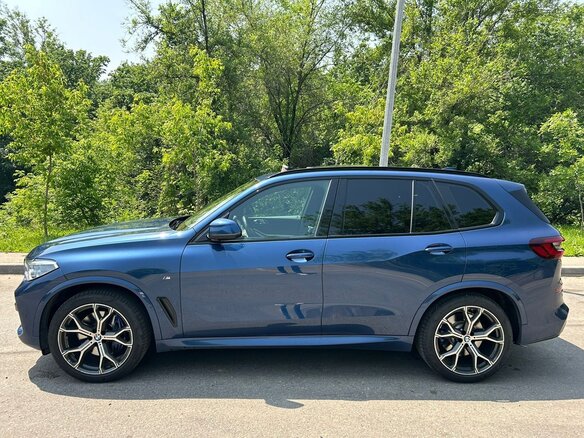 2021 BMW X5 40i IV (G05/G18), синий, 5770000 рублей - вид 4
