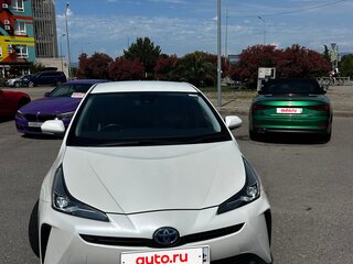 2019 Toyota Prius IV Рестайлинг (XW50), белый, 2090000 рублей, вид 4