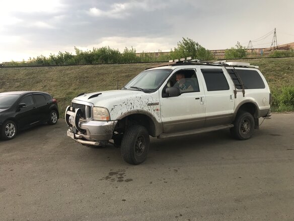 2001 Ford Excursion, белый, 1650000 рублей
