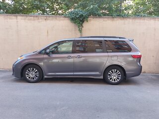 2019 Toyota Sienna III Рестайлинг 2, серый, 2800000 рублей, вид 4