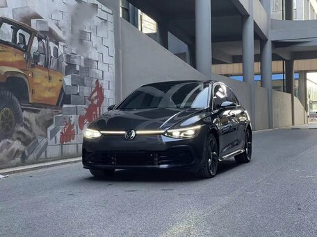 2022 Volkswagen Golf VIII, чёрный, 1884000 рублей, вид 2