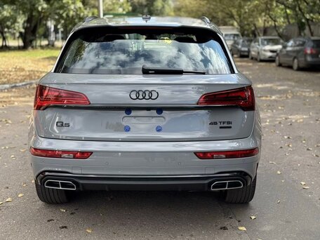 2025 Audi Q5 45 TFSI II (FY) Рестайлинг, серый, 5649000 рублей, вид 5
