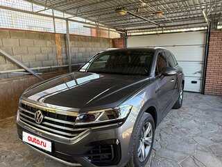 2019 Volkswagen Touareg III, серый, 5600000 рублей, вид 1