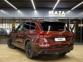 2021 Volkswagen Touareg III, красный, 4769000 рублей, вид 3