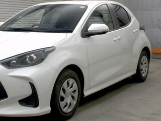 2021 Toyota Yaris IV, белый, 995000 рублей, вид 4