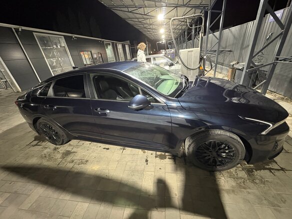 2021 Kia K5 III, синий, 2200000 рублей - вид 3