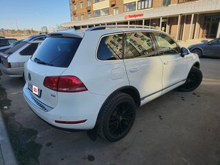 2011 Volkswagen Touareg II, белый, 1770000 рублей, вид 4