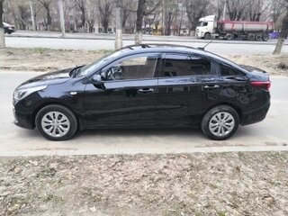 2020 Kia Rio IV, чёрный, 1390000 рублей, вид 4