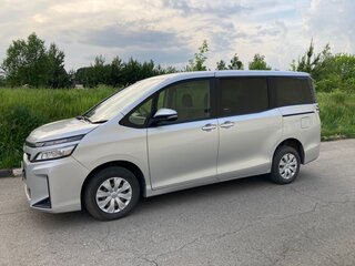 2018 Toyota Voxy III (R80) Рестайлинг, серебристый, 2850000 рублей, вид 3