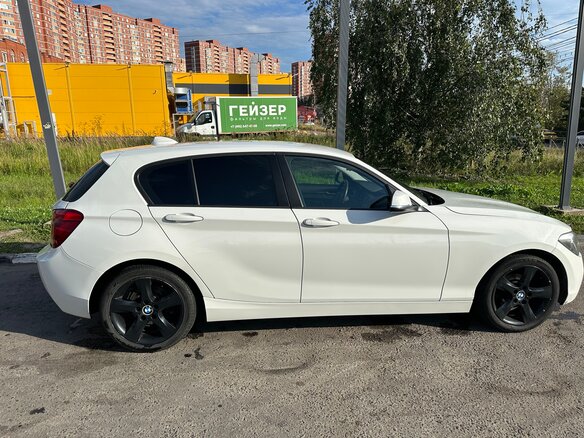 2012 BMW 1 серии 116i II (F20/F21), белый - вид 1