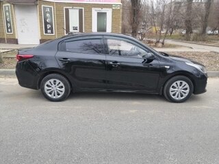 2020 Kia Rio IV, чёрный, 1390000 рублей, вид 2