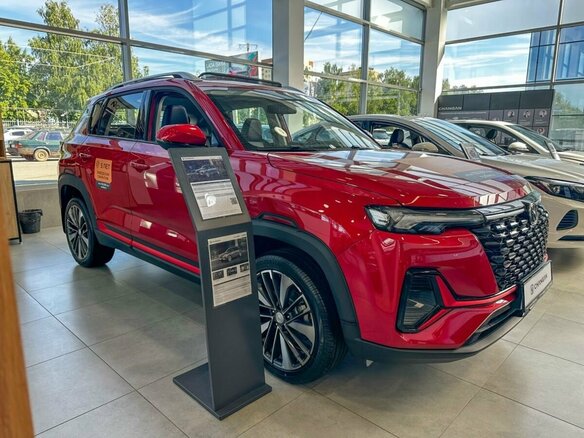 2024 Changan CS35 Plus I Рестайлинг, красный - вид 2