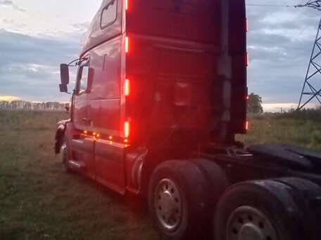 2003 Volvo VNL, красный, 1550000 рублей, вид 5
