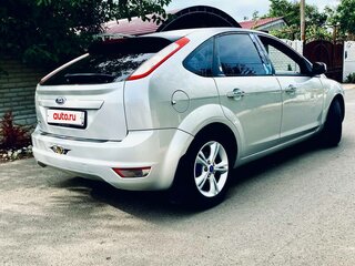 2010 Ford Focus II Рестайлинг, серебристый, 650000 рублей, вид 5