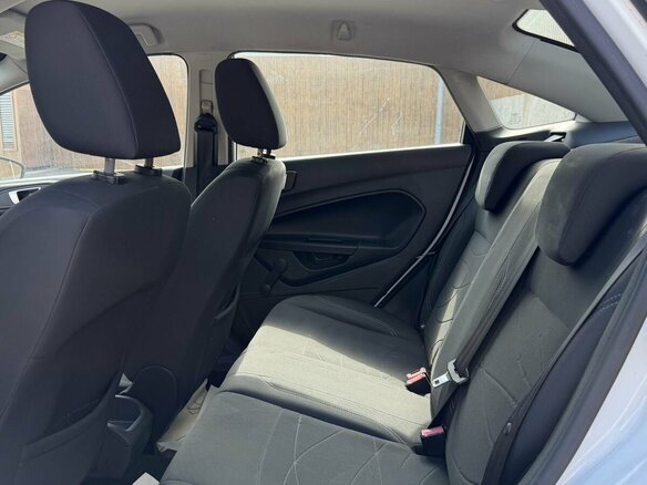 2015 Ford Fiesta Mk6 Рестайлинг, белый, 1450000 рублей - вид 10