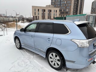 2014 Mitsubishi Outlander PHEV III, серебристый, 2200000 рублей, вид 3